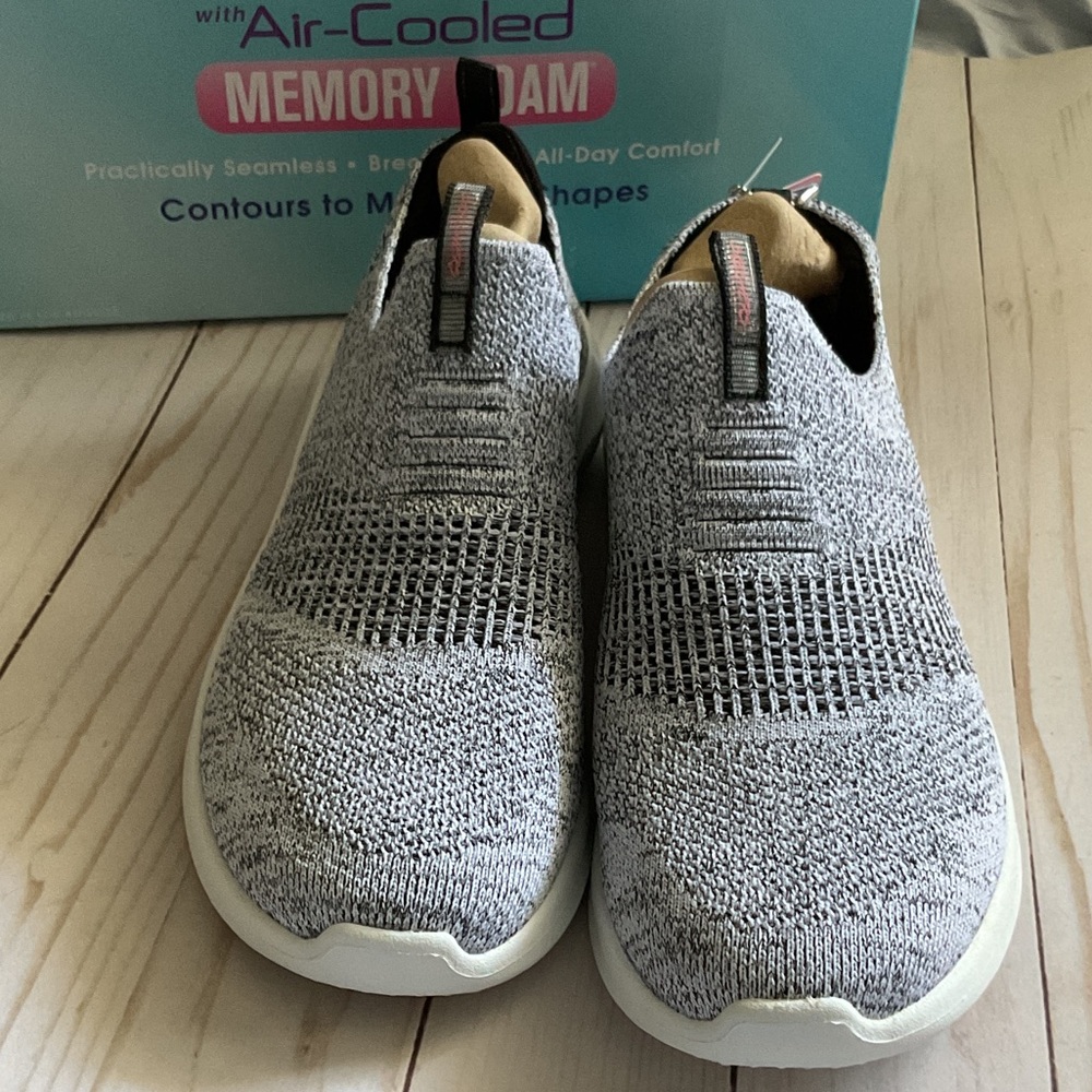 NWT Woman’s Size 6.5 Skechers Slip-on Stretch Black/White Gray Sneakers - Picture 4 of 7
